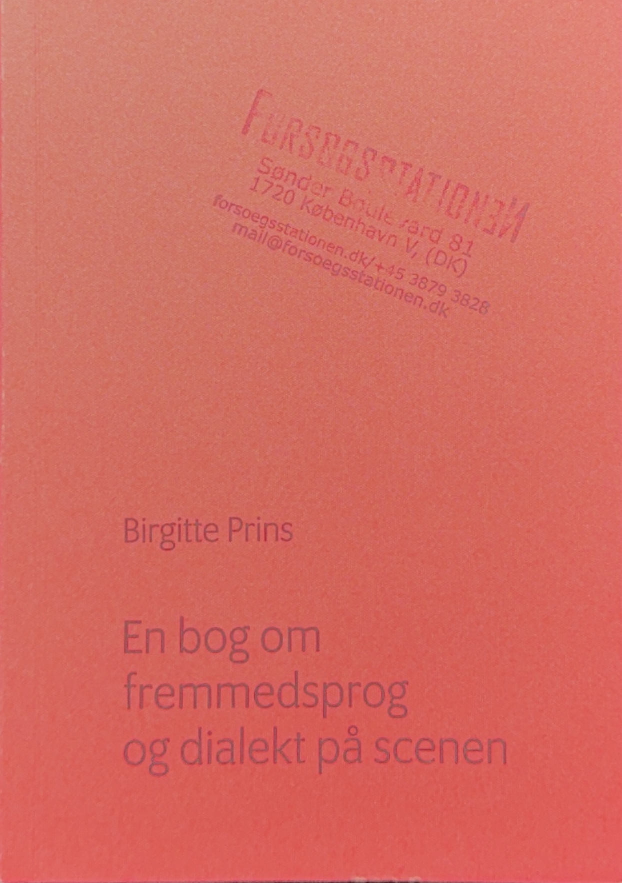 En bog om fremmedsprog og dialekt på scenen