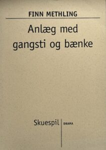 Anlæg med gangsti og bænke